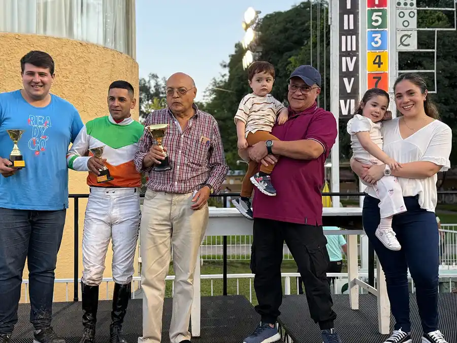 PREMIACIÓN. Los responsables de Suffok recibieron las copas que entregaron los familiares de Antonio Zamora López,