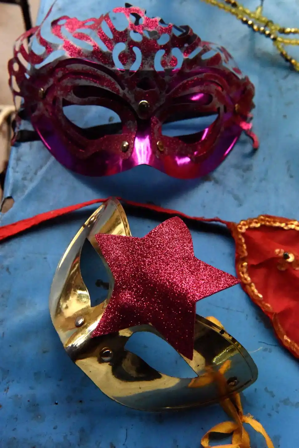 BRILLOS EN EL TRAJE. El carnavalero confecciona sus propios vestuarios.