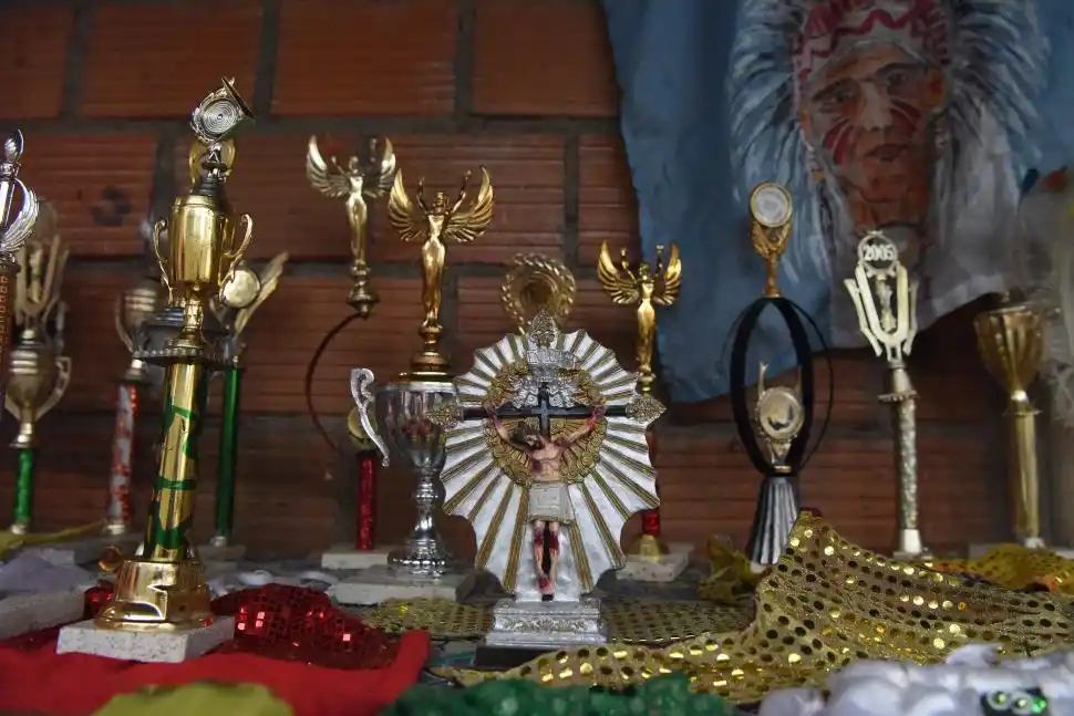 SÍMBOLO INFALTABLE. El pasista tiene su propia comparsa, Las Águilas Doradas, que está rearmando.