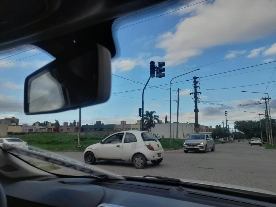 Las fotos que no viste: nuevos semáforos y luces encendidas durante el día