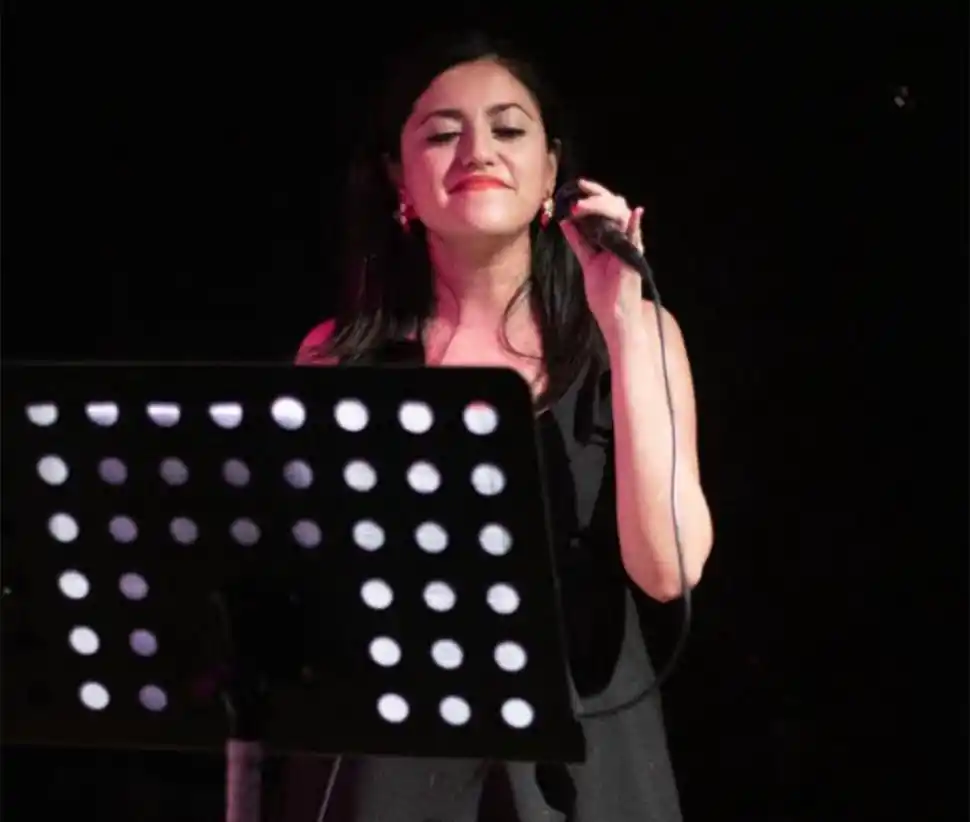 LA FUERZA. Lourdes sostiene la carta que simboliza la valentía y el coraje.