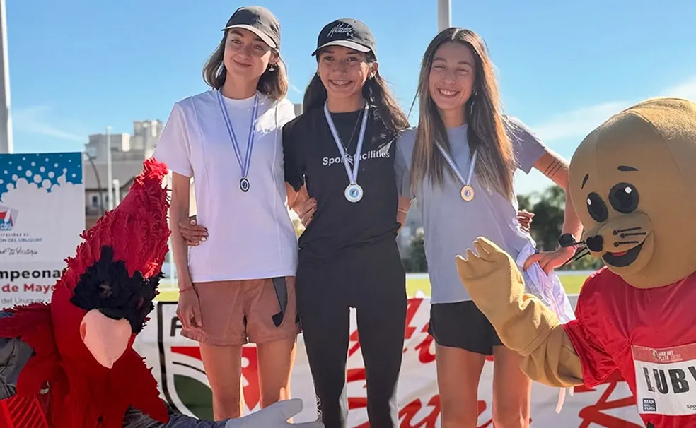 FELIZ. Agustina Landers (a la izquierda) en el segundo lugar del podio.