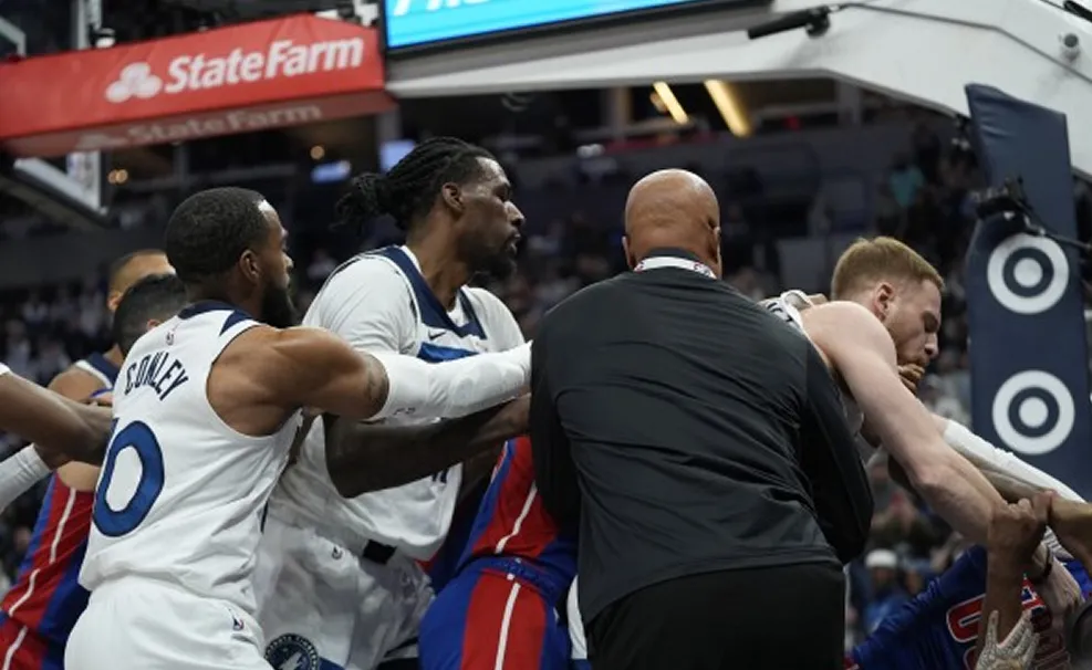 Escándalo en la NBA: una batalla campal dejó siete expulsados, entre ellos un argentino