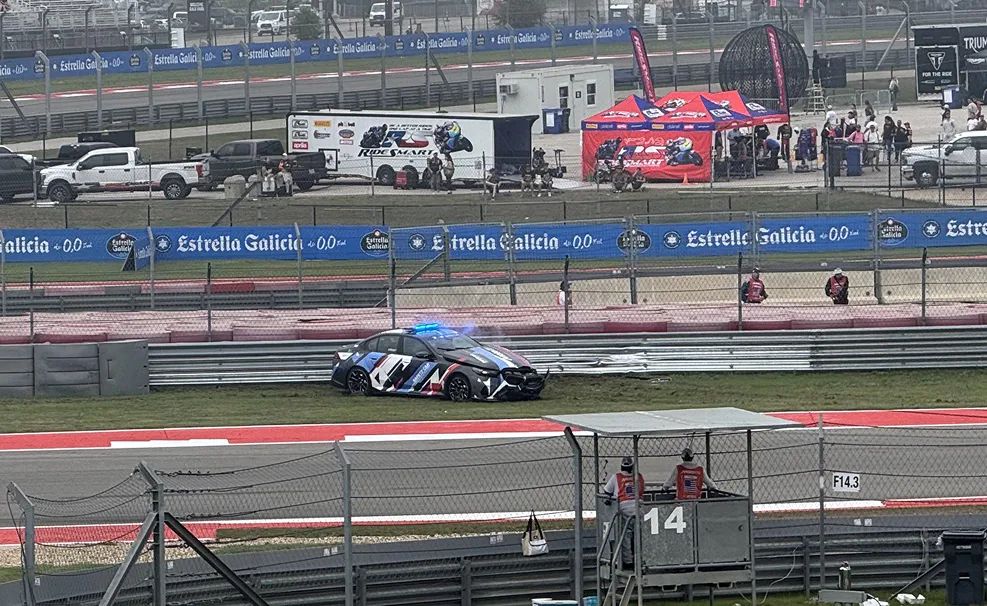 Insólito: el Safety Car del MotoGP chocó contra el muro de contención