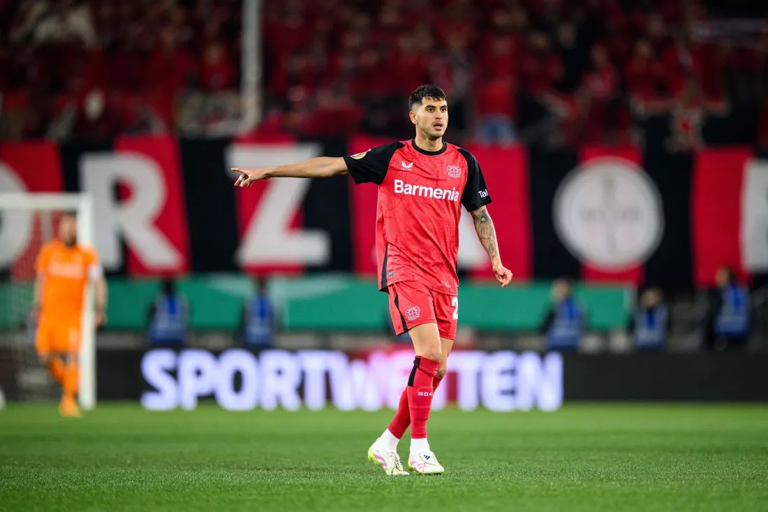 TENSIÓN CELESTE Y BLANCA. Palacios, campeón del mundo con Argentina, tuvo que ser reemplazado en Bayern Leverkusen por un fuerte dolor.