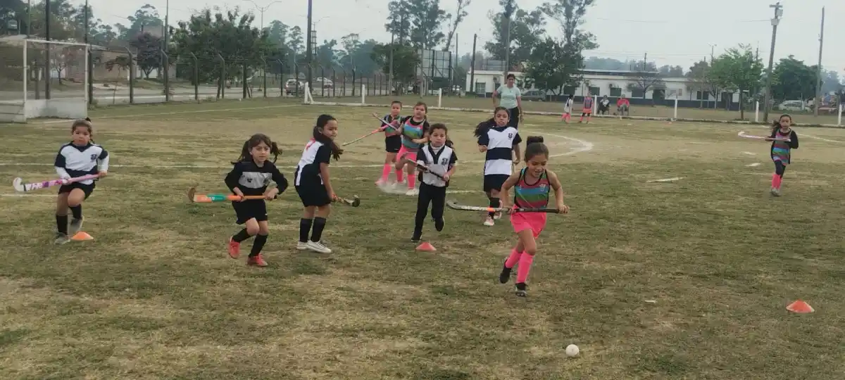 El hockey infantil en Tucumán es víctima de su propio éxito: los clubes tienen lista de espera y escasa infraestructura
