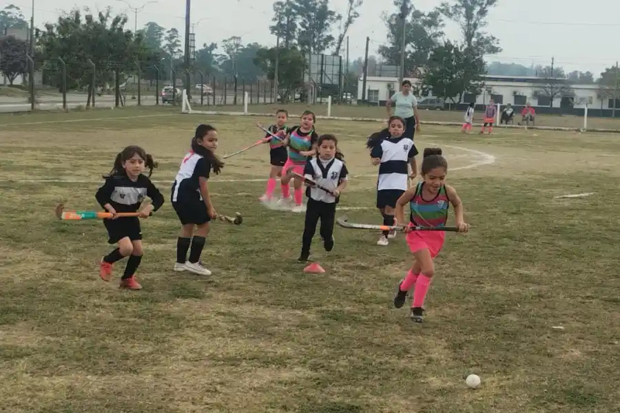 El hockey infantil en Tucumán es víctima de su propio éxito: los clubes tienen lista de espera y escasa infraestructura