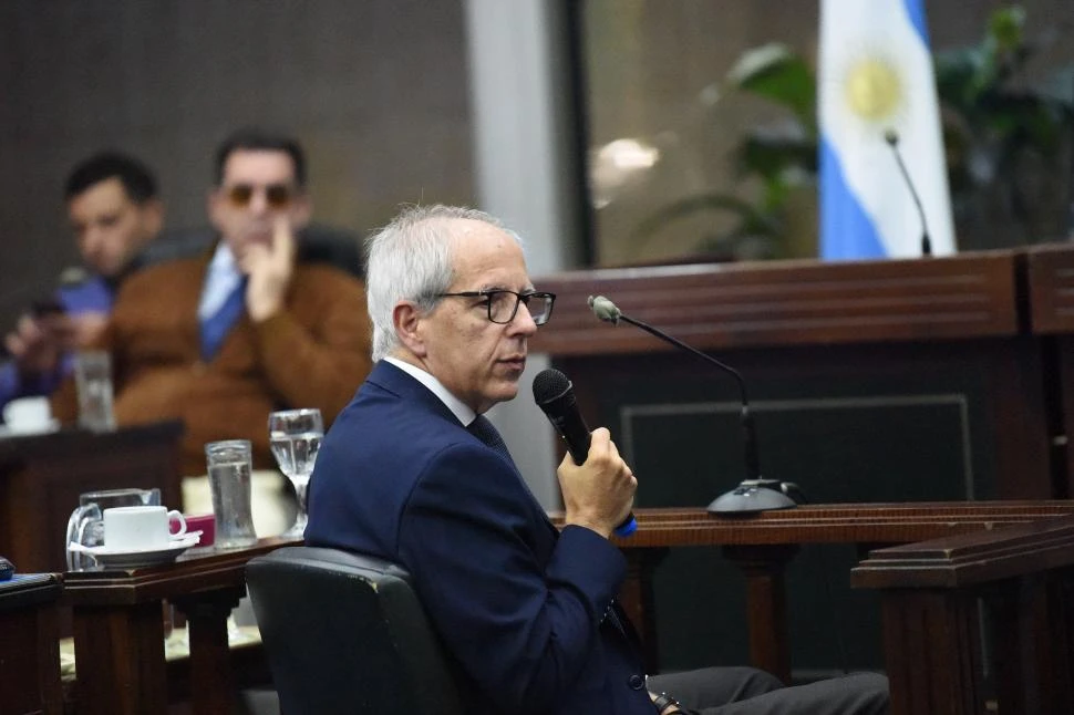 PERITO. El ingeniero civil Francisco Pedro Guzmán, de la Corte Suprema de la Nación, explica sus informes. 