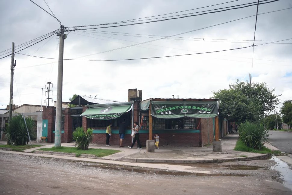 LUGAR DEL ATAQUE. Bruno Vildoza recibió un tiro frente al drugstore 