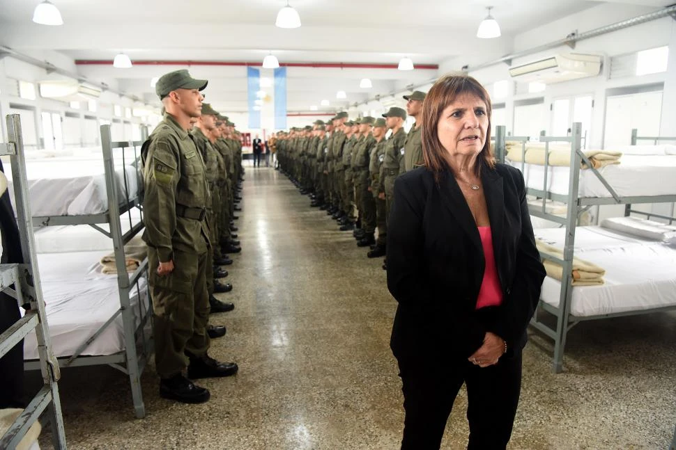 RECORRIDO. La ministra visitó el instituto y destacó la formación de nuevos gendarmes para reforzar la seguridad. 