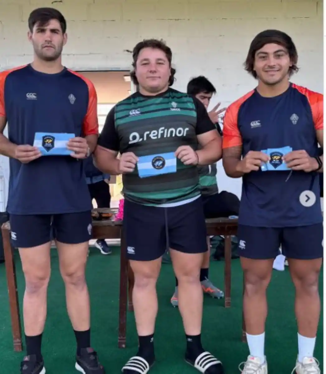 LOS CAPITANES. Joaquín Aguilar, Tomás Bartolini y Tomás Medina posan con el brazalete de Malvinas.