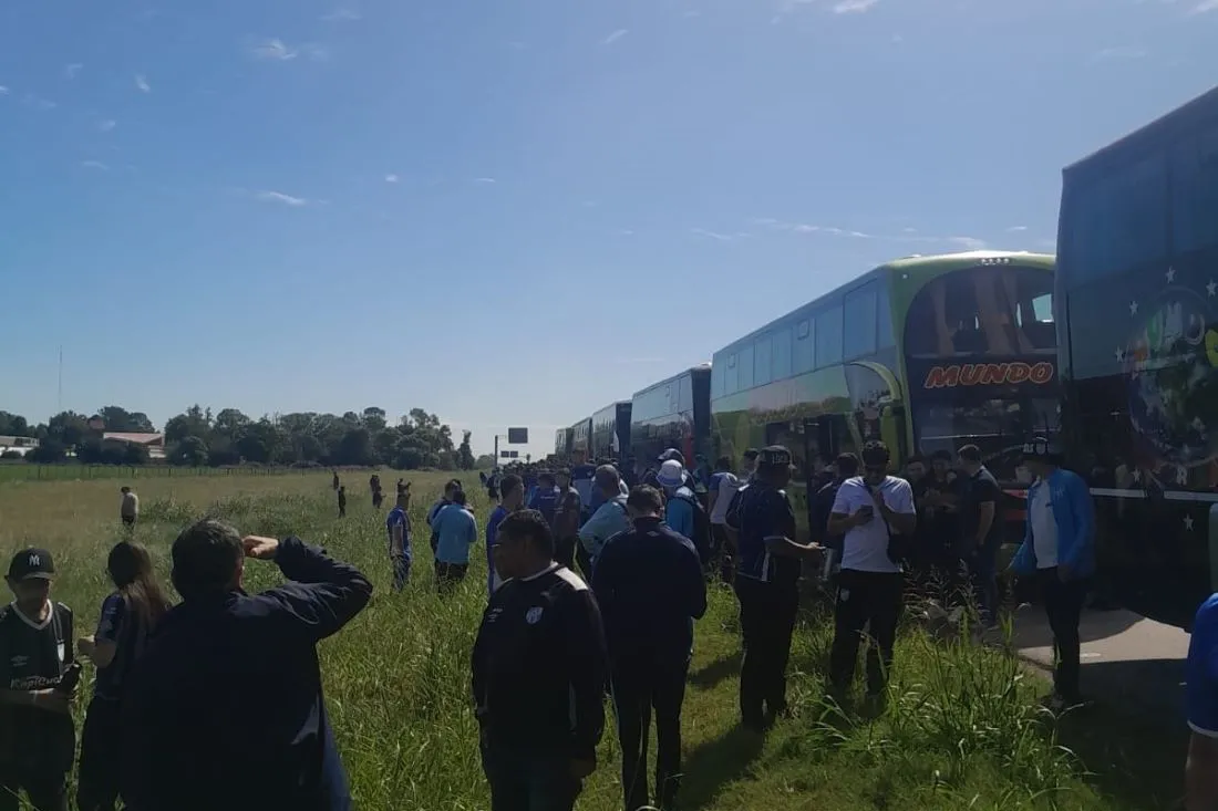 Humillante, así calificaron los hinchas de Atlético Tucumán el operativo de control que atravesaron en la ruta
