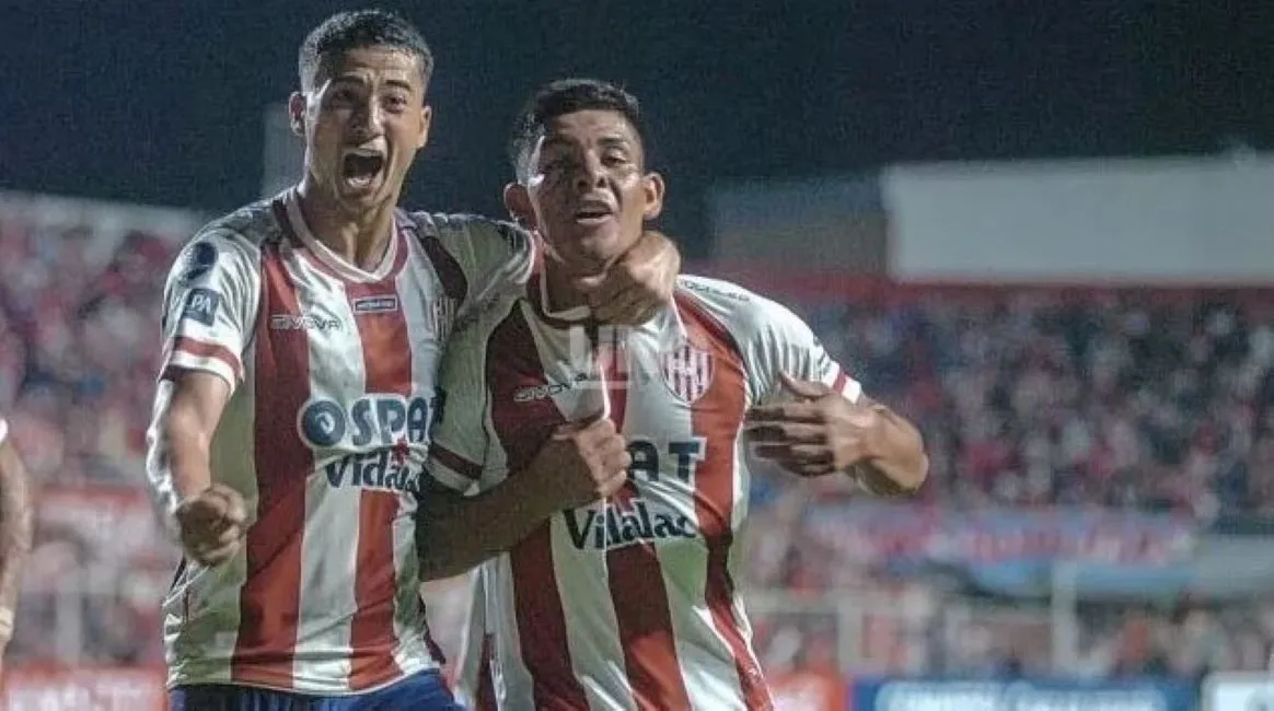 FESTEJA. Díaz (a la derecha) fue ovacionado por sus hinchas.