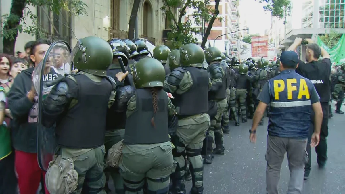 MARCHA DE LOS JUBILADOS. Otra vez, hubo tensión entre los manifestantes y las fuerzas de seguridad. (Foto: Nicolás González/TN.)