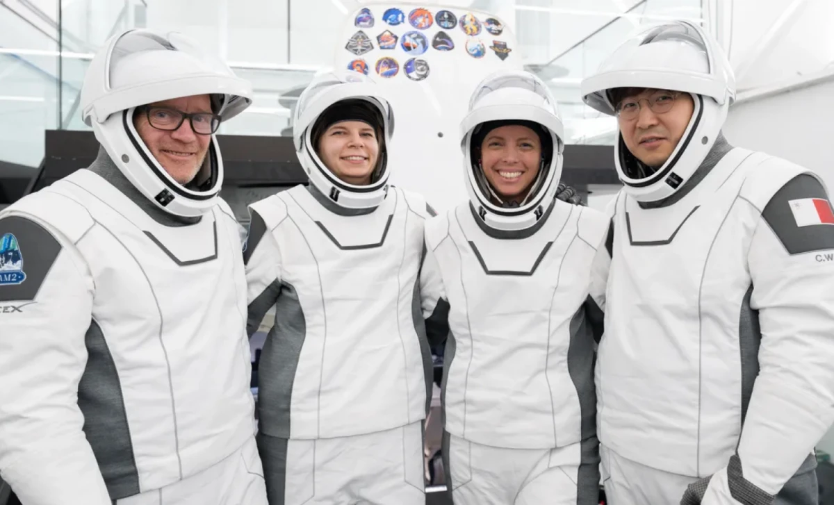 Los astronautas de la misión Fram2 de SpaceX sobre los polos terrestres. De izquierda a derecha: el especialista de misión y oficial médico Eric Phillips, la piloto Rabea Rogge, la comandante del vehículo Jannicke Mikkelsen y el comandante de la misión Chun Wang.(Crédito de la imagen: SpaceX/Space.com)