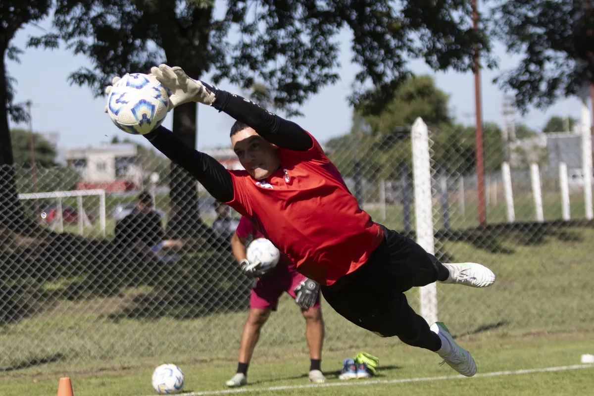 EN LOS AIRES. Darío Sand sigue agigantando su figura en el arco de San Martín de Tucumán.