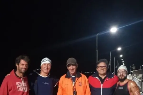 Desde la madrugada, dos tucumanos nadan en el Río de la Plata para unir Uruguay con Argentina