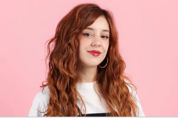 La historiadora e influencer Pupina Plomer presenta su unipersonal en Filosofía y Letras