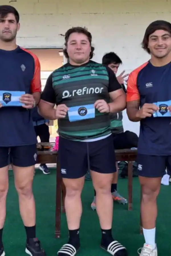LOS CAPITANES. Joaquín Aguilar, Tomás Bartolini y Tomás Medina posan con el brazalete de Malvinas.