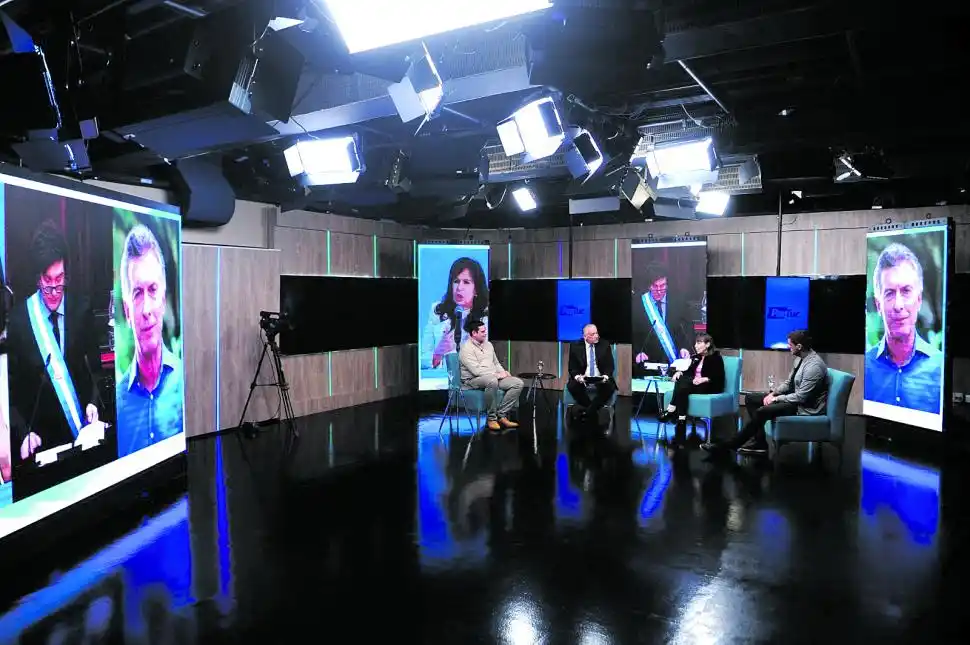 LÍDERES. El panel de fondo muestra a Milei, a Macri y a Cristina.