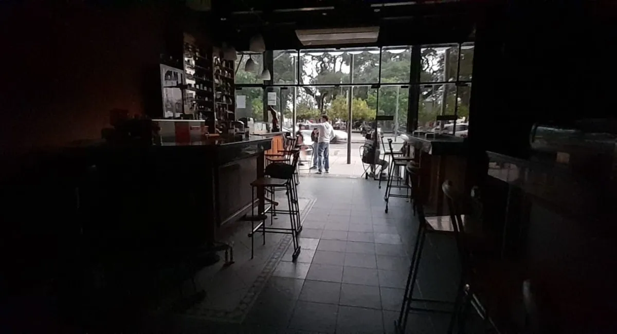 APAGÓN. Los comercios y bares sufrieron las consecuencias del corte de luz.