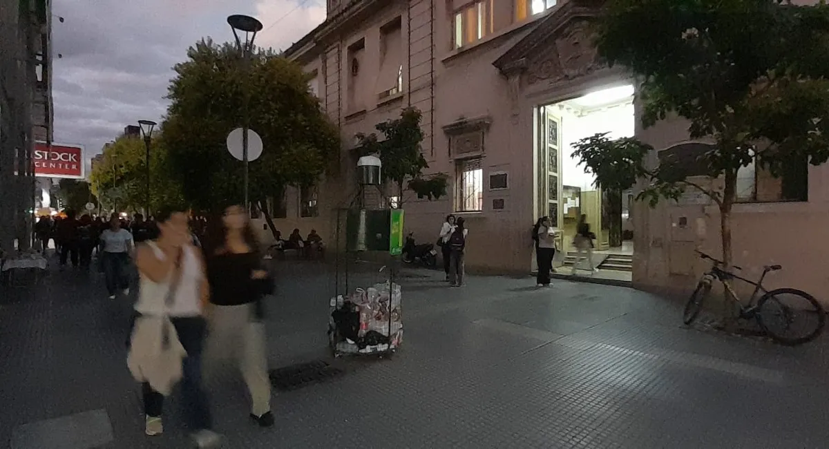 CORTE DE LUZ. Algunos sectores del centro quedaron a oscuras.
