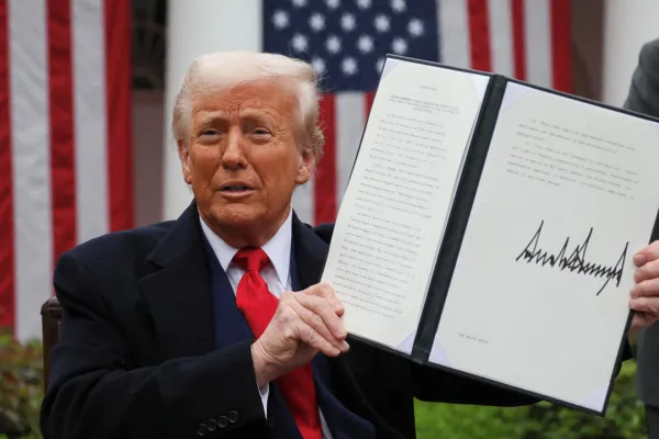 Donald Trump amenaza a China con un arancel adicional del 50%