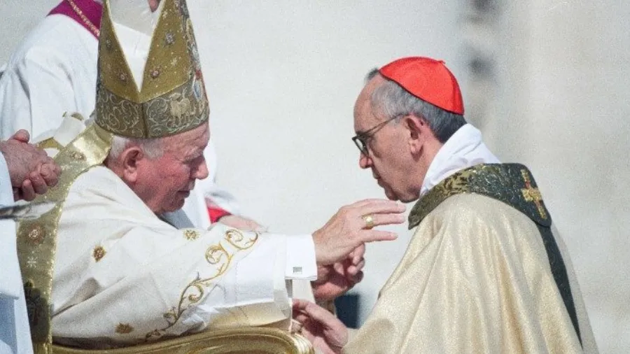 ¿Un milagro de Juan Pablo II? La reliquia que habría ayudado a la recuperación del papa Francisco