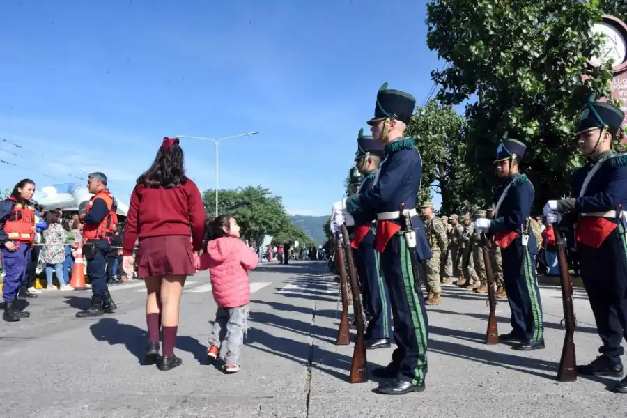 SORPRESA. Los niños miraban con curiosidad a los integrantes de las fuerzas armadas que participaron.