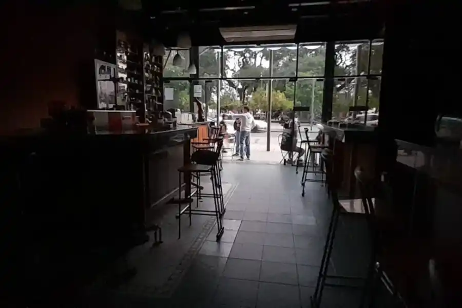 APAGÓN. Los comercios y bares sufrieron las consecuencias del corte de luz.