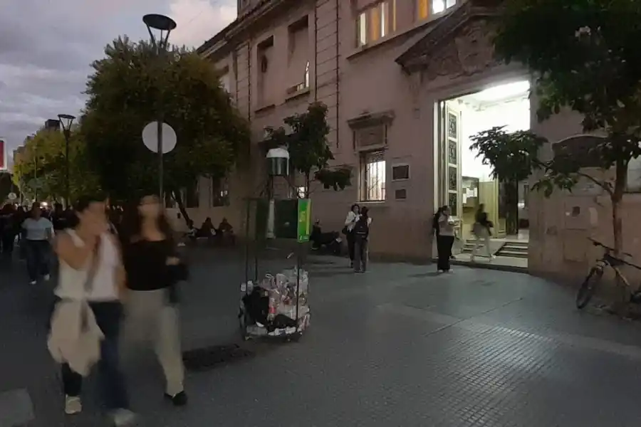 CORTE DE LUZ. Algunos sectores del centro quedaron a oscuras.