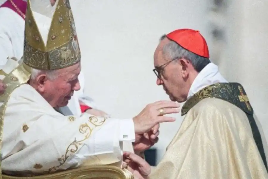 ¿Un milagro de Juan Pablo II? La reliquia que habría ayudado a la recuperación del papa Francisco