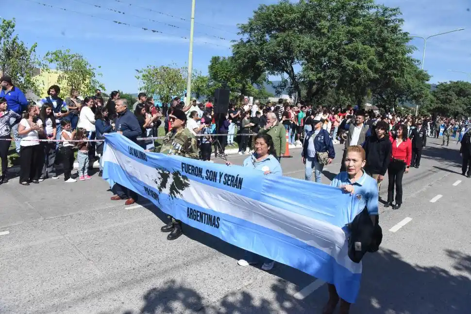 PRESENTES. Ex combatientes y familiares de soldados caídos marcharon ante los aplausos de la gente.
