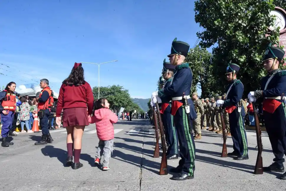SORPRESA. Los niños miraban con curiosidad a los integrantes de las fuerzas armadas que participaron.