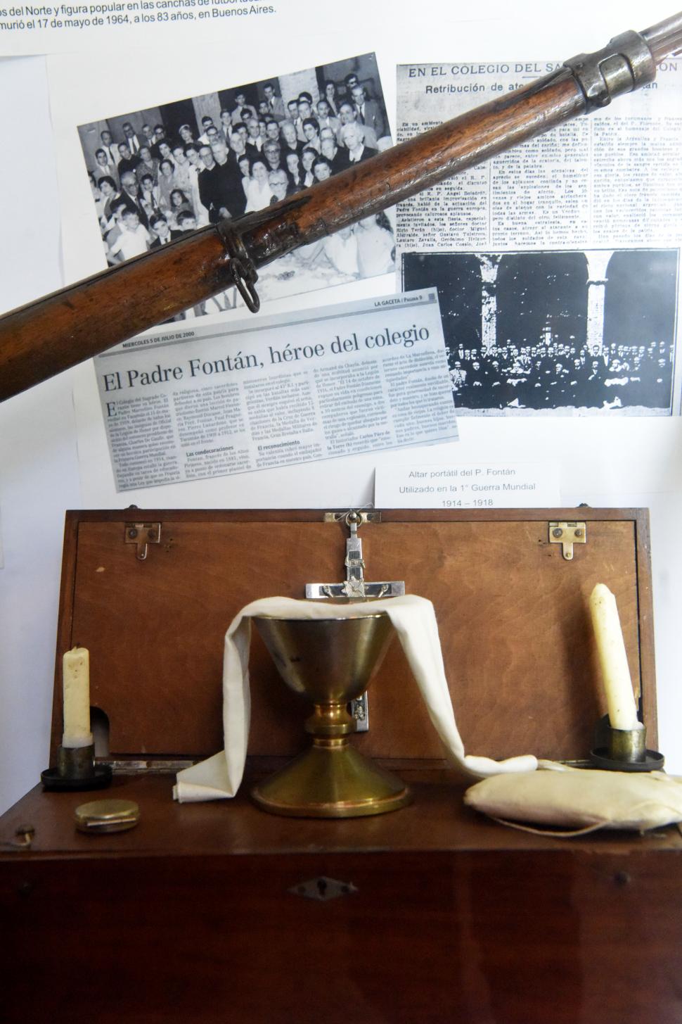 VITRINA. Con estos elementos daba misa el padre Fontan en la guerra.
