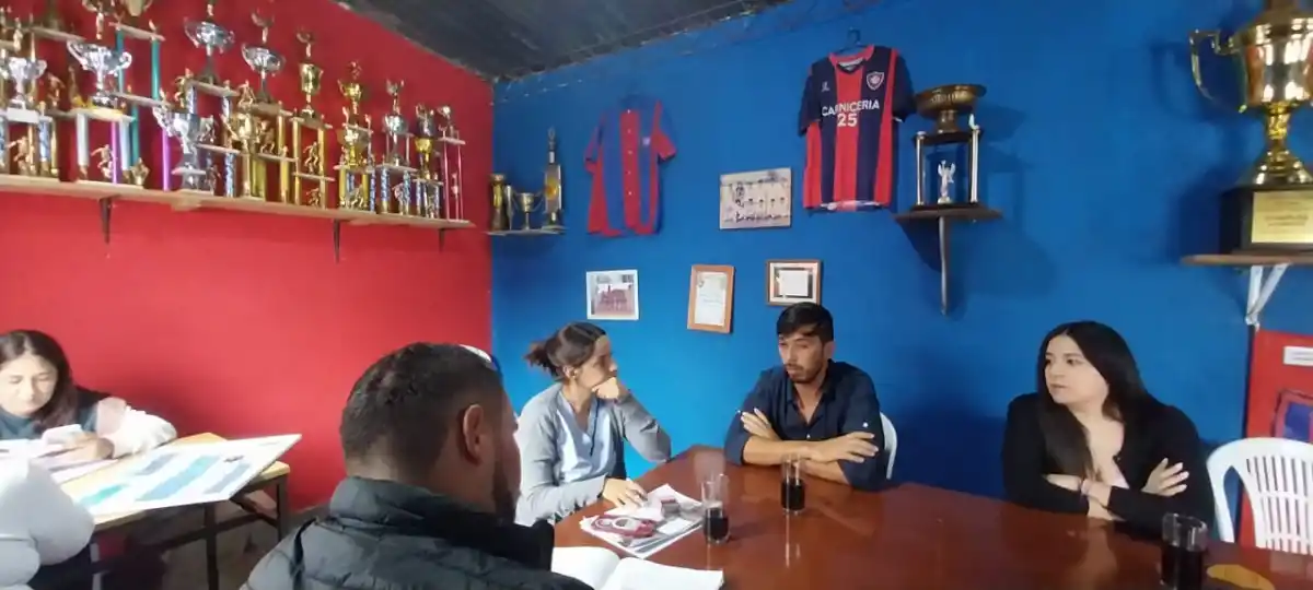 EN REUNIÓN. Linares trabaja en conjunto con la comisión directiva.