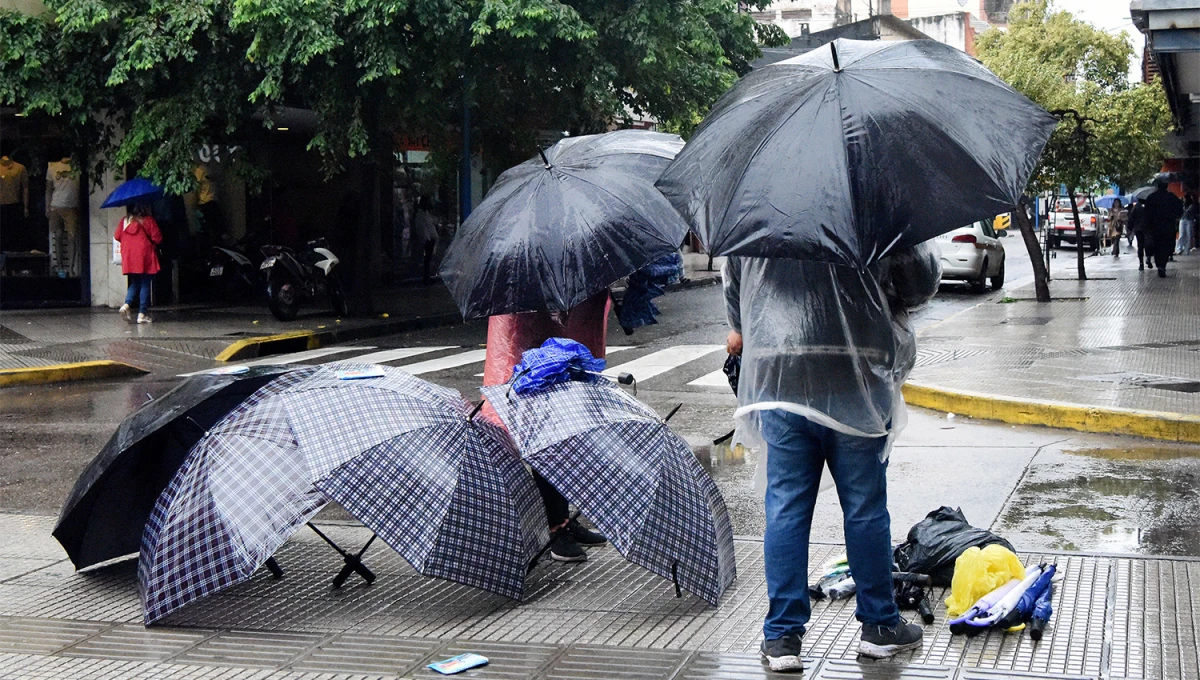 CON PARAGÜAS. Las lloviznas serán leves durante la mañana y podrían terminarse en la mitad del viernes.