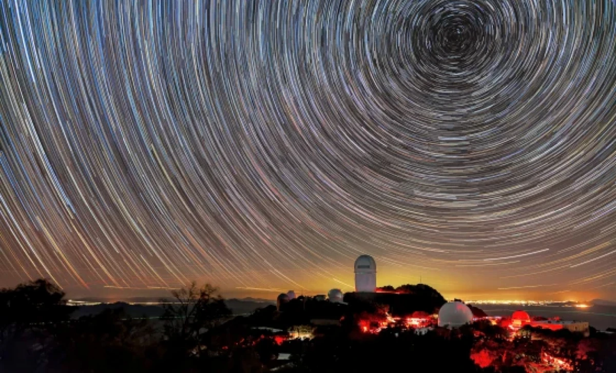 Los rastros de estrellas sobre el Observatorio Nacional Kitt Peak, donde un telescopio está mapeando el universo para estudiar una fuerza misteriosa llamada energía oscura.NoirLab de la NSF/NBC News
