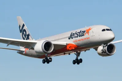 Pánico en el aire: un vuelo debió regresar porque una pasajera intentó abrir la puerta del avión