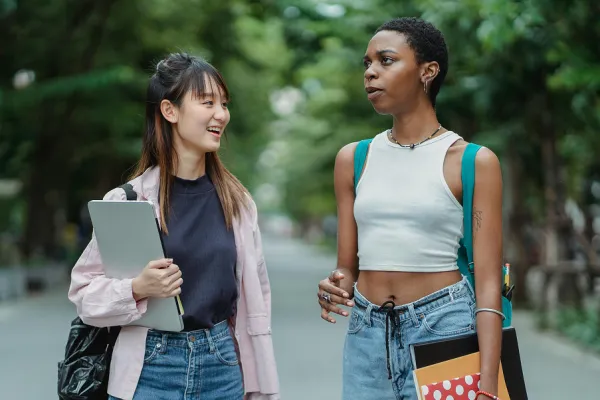 Qué dice la psicología de las personas que interrumpen demasiado al hablar