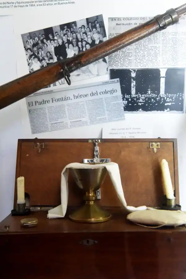 VITRINA. Con estos elementos daba misa el padre Fontan en la guerra.
