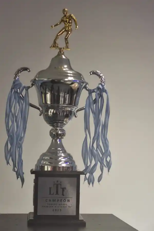 POR ELLA. El trofeo ya está listo esperando al campeón.