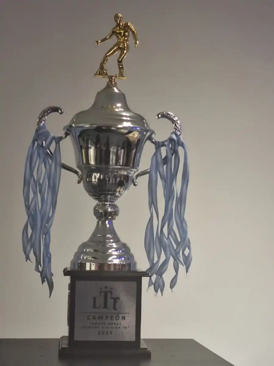 POR ELLA. El trofeo ya está listo esperando al campeón.