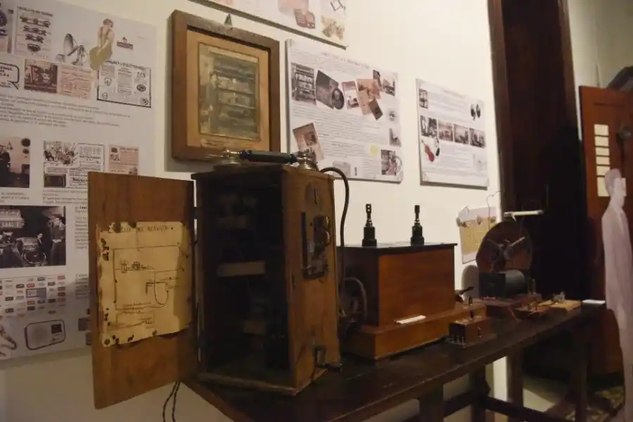 JOYA. Con este equipo, el padre Juan Cazes y Ricardo Frías realizaron en 1922 la primera emisión de radio. la gaceta / fotos de analía jaramillo