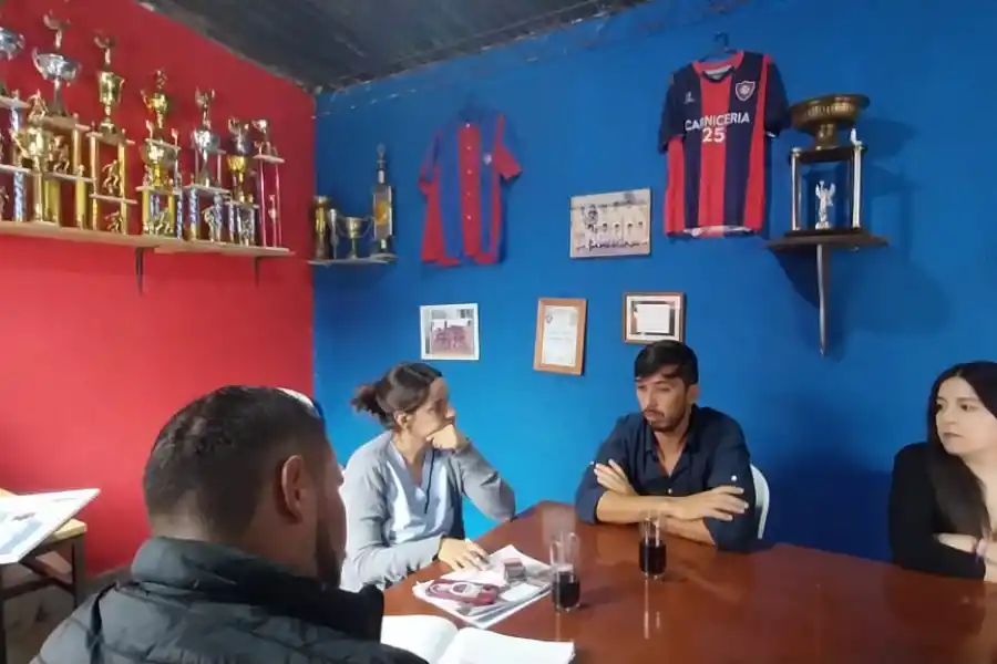 EN REUNIÓN. Linares trabaja en conjunto con la comisión directiva.