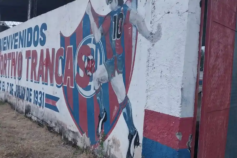 INGRESO. Así es la fachada del estadio de Deportivo Trancas.