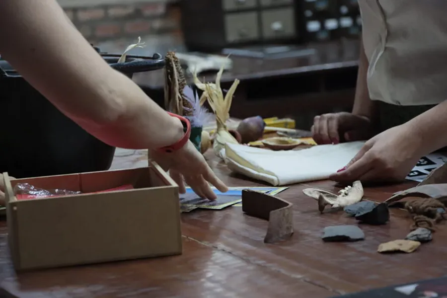 INTERACTIVIDAD. Los participantes podrán tocar materiales con sus propias manos. / MEDIOS UNT.