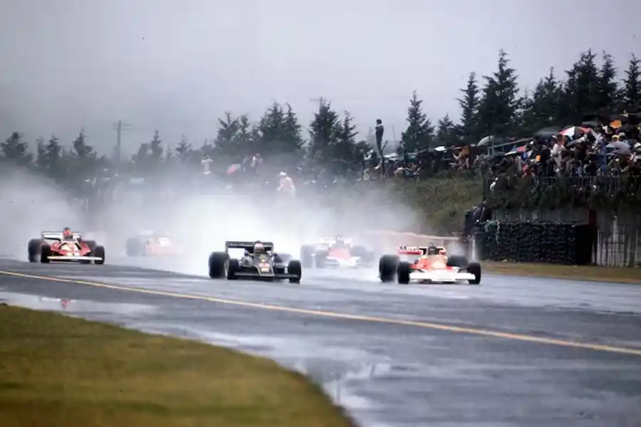 LARGADA. Andretti, de Lotus, salió desde la pole; Hunt comenzó la carrera en el segundo puesto; Lauda, tercero.