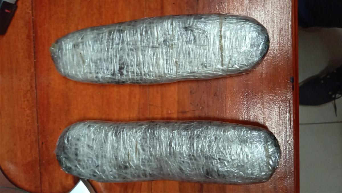 ESCONDIDA. La marihuana habría estado envuelta y dentro de pares de zapatillas.