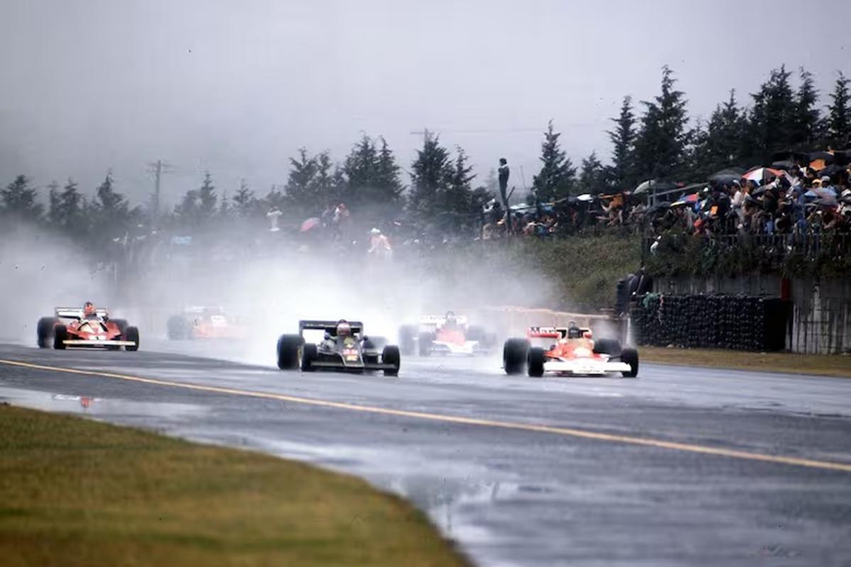 LARGADA. Andretti, de Lotus, salió desde la pole; Hunt comenzó la carrera en el segundo puesto; Lauda, tercero.